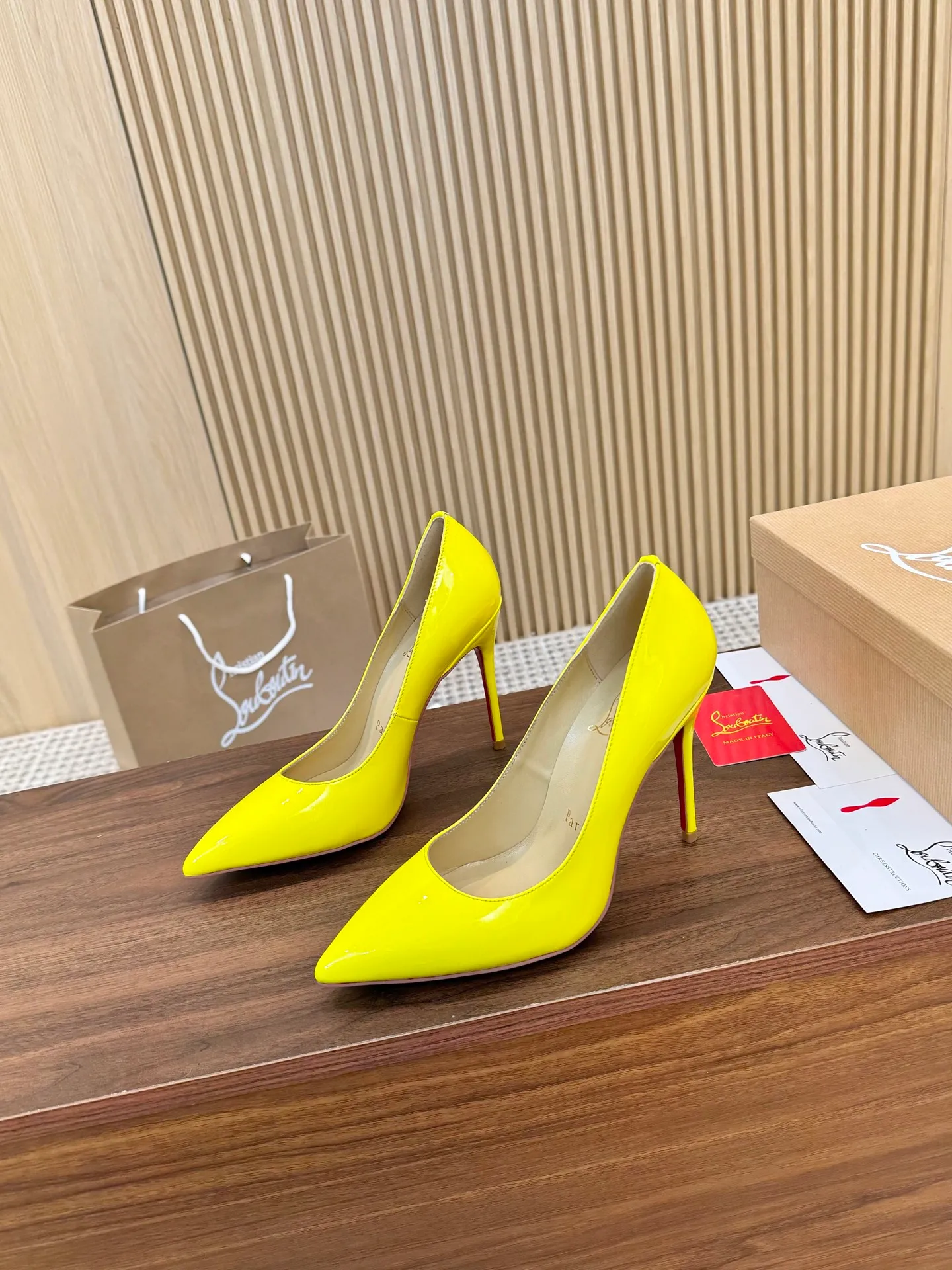 👟👟Ex-factory price 440👟👟 Genuine leather sole +40 Year-round shipment💝Christian Louboutin CL👠 Classic "💎Cow Patent Leather💎Series" noble and luxurious, real blingbling✨ Real materials, all customized by the pattern maker, and the materials are made of original customized materials, achieving the taste of the original 6 color options💍 Upper: Imported 👉Cow patent leather💪 Lining: Sheepskin foot pad/lining Size: 34-40.41.42 Heel height: 10.5cm and 8.5cm two options Leather sole Rubber sole